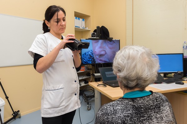 Une dermatologue en téléconsultation avec une patiente