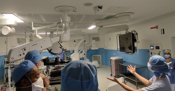un chirurgien présente les équipements d'une salle d'opération à ses collègues