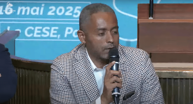 Eric Chenut, président de la Mutualité Française, s'exprime au micro lors du 3e Sommet de la mesure d’impact, organisé au Conseil économique, social et environnemental (Cese) le 16 mai 2025
