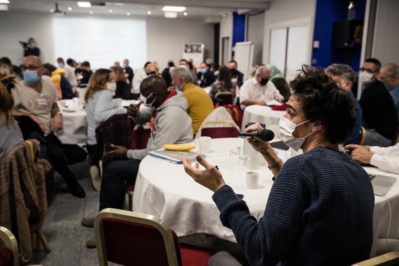 Conférence Citoyenne sur l'aide, l'entraide et les solidarités, 2021 - Réunion plénière : une participante s'exprime au micro