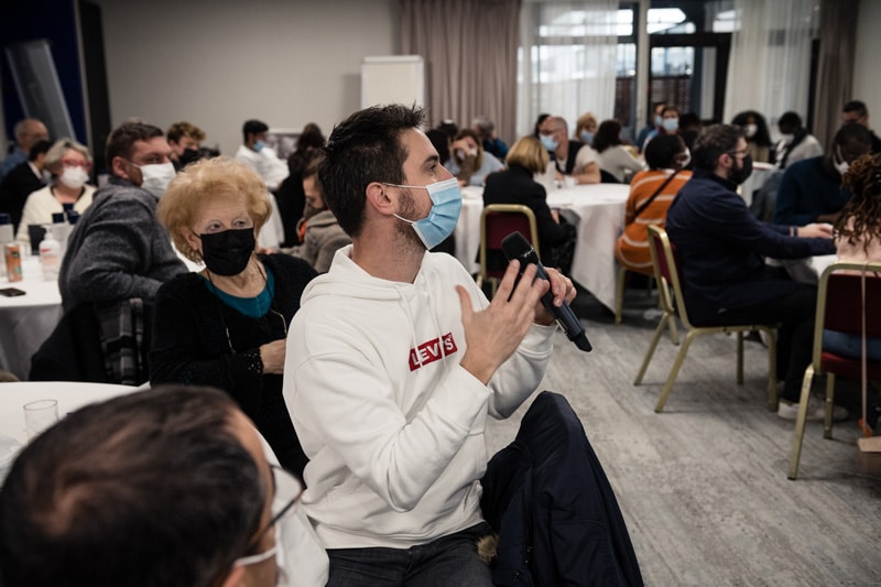Conférence Citoyenne sur l'aide, l'entraide et les solidarités, 2021 - Unparticipant au micro