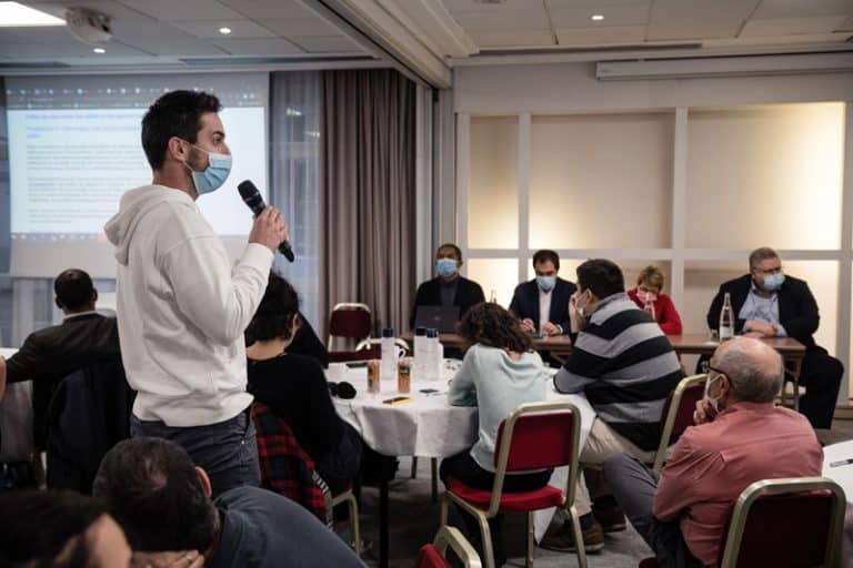 Conférence Citoyenne sur l'aide, l'entraide et les solidarités, 2021 - Un participant prend la parole