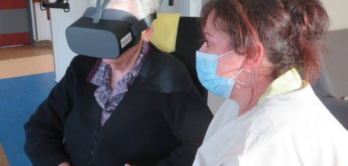 A l'Ehpad mutualiste de Belfort, une résidente découvre un film en 3D grâce à un casque virtuel