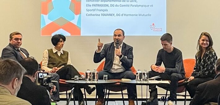 Régis Juanico, député honoraire et conseiller départemental de la Loire, présente les bénéfices de l’activité physique adaptée lors du Séminaire des mandatés locaux de la Mutualité Française.