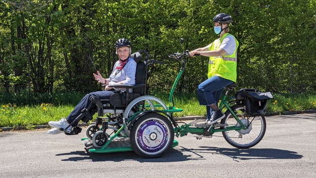 Les personnes âgées de « La résidence de Franche-Montagne », situé à Maîche, peuvent se promener dans les rues de la ville grâce à un « vélo-fauteuil » financé par le Conseil départemental du Doubs.