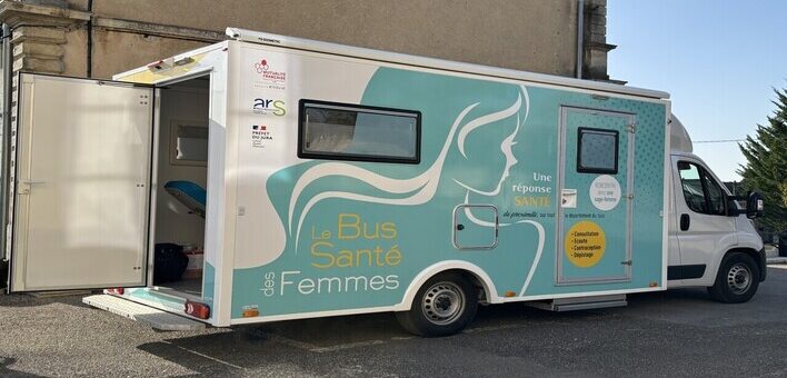 Bus santé des femmes stationné à Montmirey-le-Chateau.